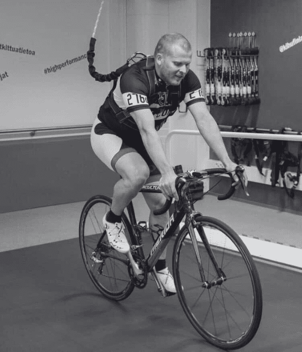 Athlete breathing through a metabolic testing mask in the lab