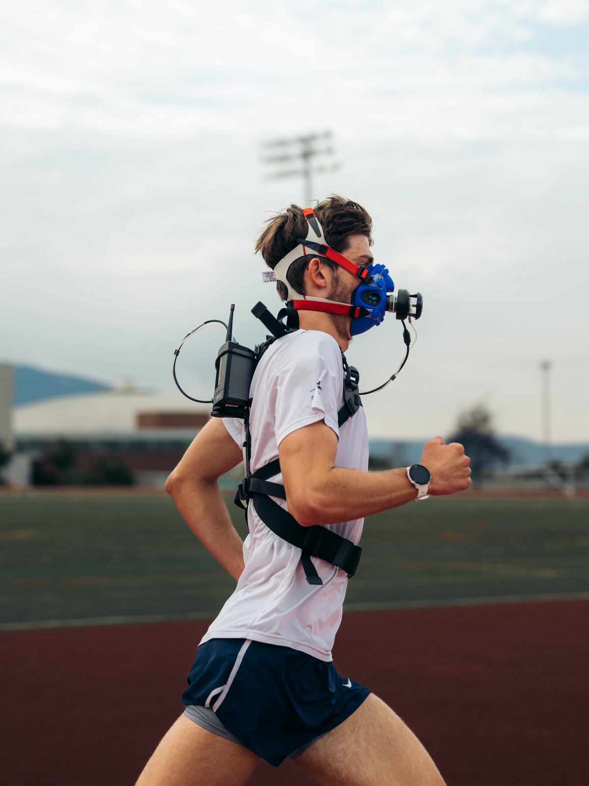 Runner on the track wearing a mask and a portable VO2 analyzer